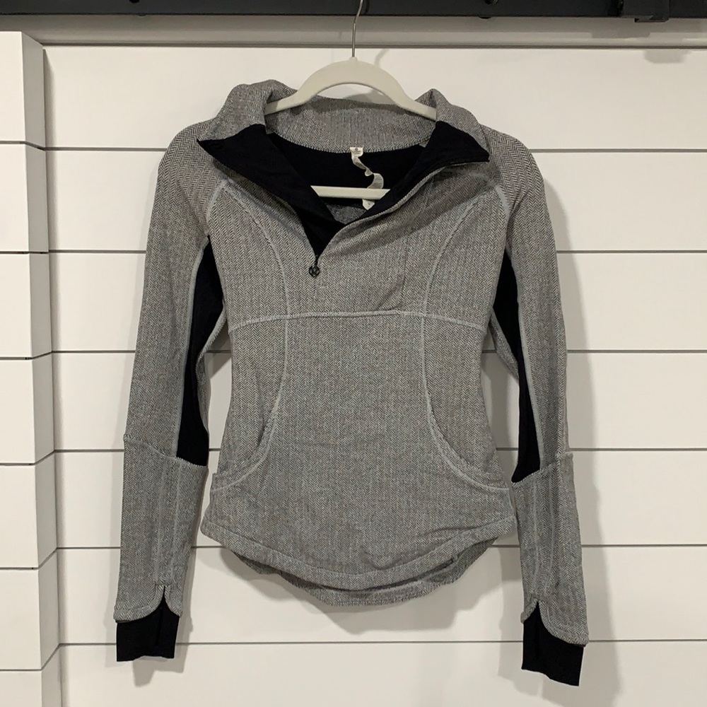 Lululemon Half Zip Gray Chevron Top. Size 2.